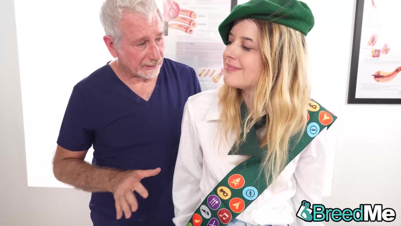 BreedMe: 68letý doc vyplňuje plodnou díru blonďaté kočičky