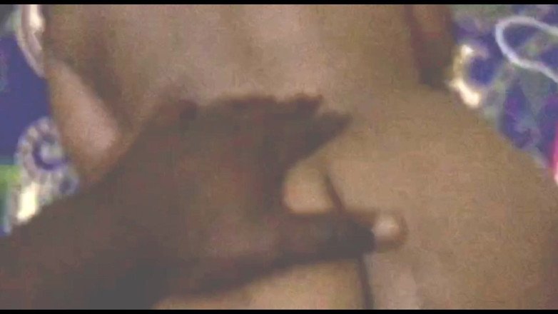 BAGZKIZZ: Bagzkizz把她的大黑屌塞进嘴里和阴户