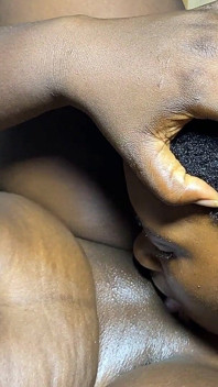 Perempuan jalang hitam panas melakukan perkara lesbian
