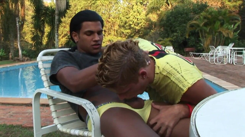 Bareback TV: Dois caras com tesão fodendo ao ar livre