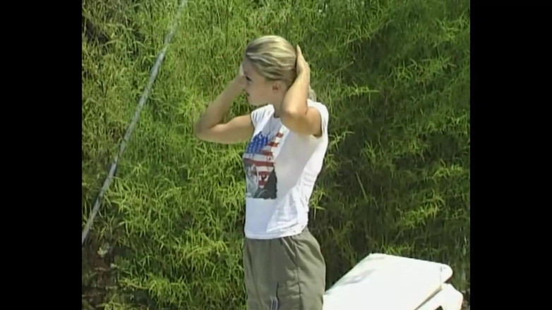 German Porn: Perfetta teenager si spoglia e si sditalina la figa stretta