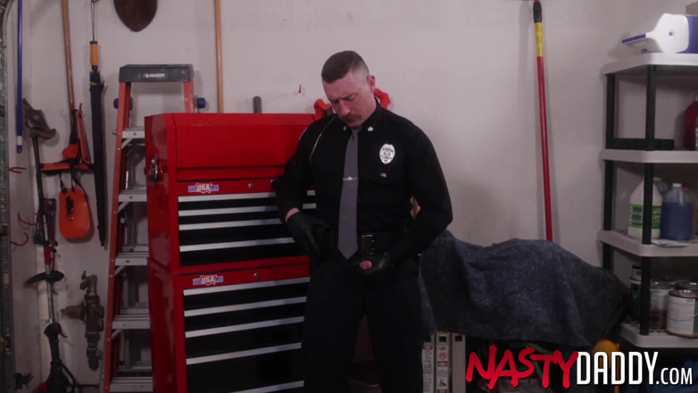 Nasty Daddy: Nastydaddy - pulis adhikaari Jack Reed akele land se hastamaithun karta...