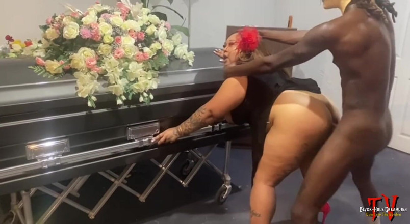 Blvck Rose TV: Dick-o-ween: Belaquis büyük zenci yarağı tarafından perili cenaze evinde sikiliyor