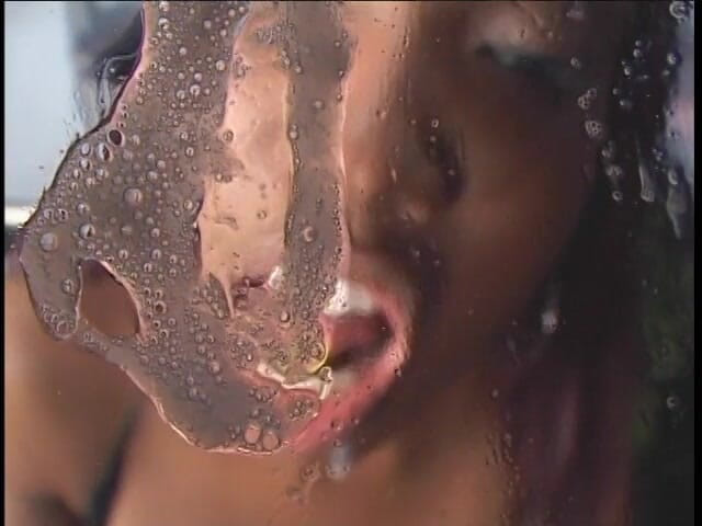 Butt Paradise: 사운드 프로듀서는 스튜디오에서 그녀의 노래의 커플을 녹음하기 위해 귀여운 흑누나 싱어 엔젤 눈을 제안