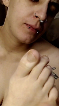 Abby chupando sus largos dedos de los pies sin polaco