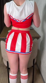 Napalona cheerleaderka loszka nie może się doczekać, aby się pieprzyć Błaga o kutasa