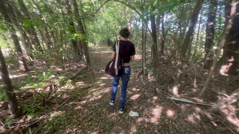 J13D75: Quick Suckin' Skank di dalam hutan