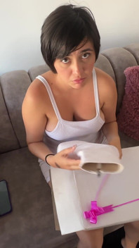 我把她非常想要的靴子送给了我性感的小继女，她很高兴，最终得到了。