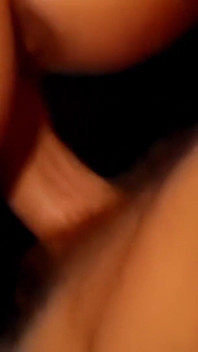 Jeune Fille Avec Un Piercing Sur Le Clitoris Se Fait Baiser Durement Par Une Grosse Bite