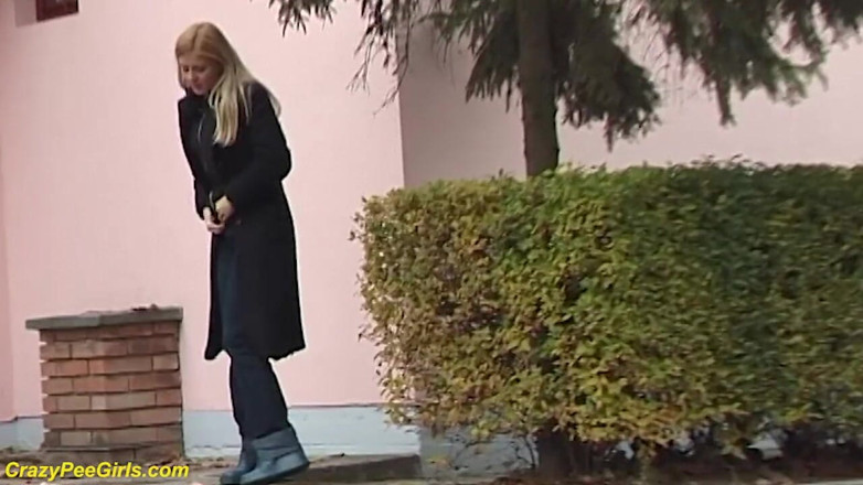 Crazy pee girls: Piękno sika na ulicy za krzakami
