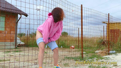 Pee Adventures: Zoufalá hipsterská dívka se tvrdě snaží čůrat