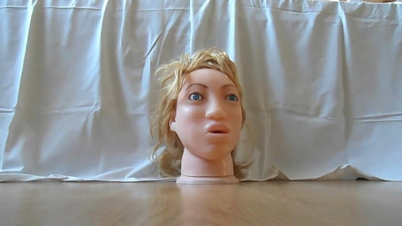 Naxy: Si scopa la faccia di felicity con un toy