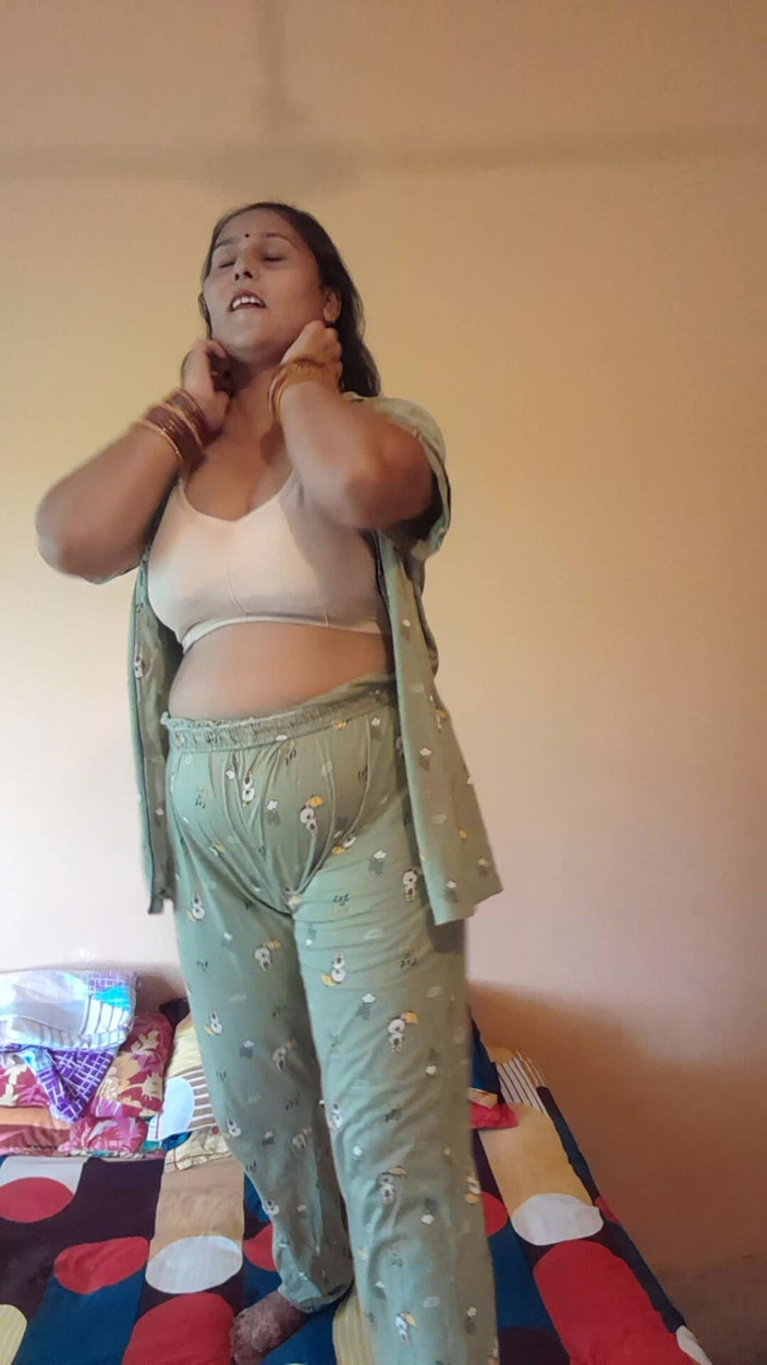 Puja555: デシの女の子がベッドの上で踊る