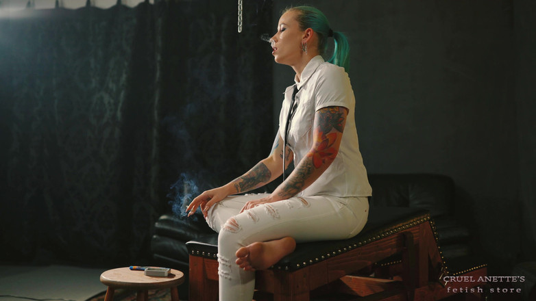 Cruel Anettes fetish world: Fumătoare cu tălpi murdare 4K