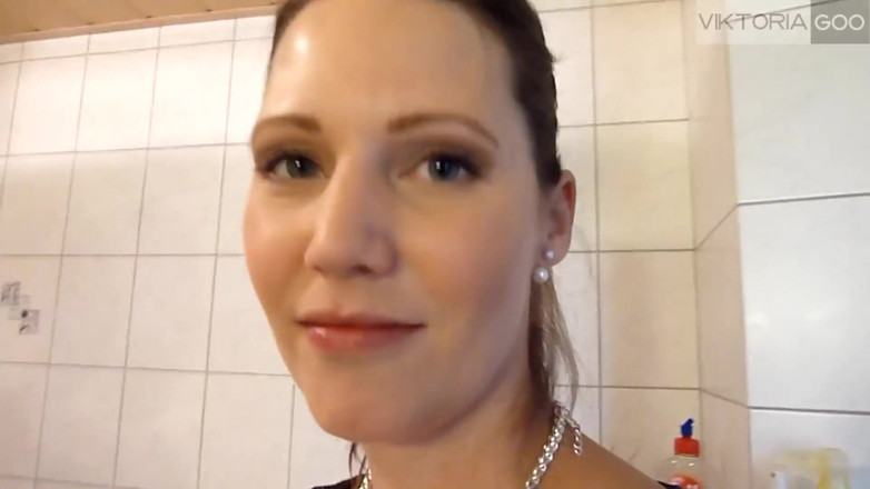 Viktoria Goo: Viktoria goo喝尿，被操并被大量颜射，让绿帽男拍摄它