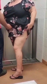 Dogging przypadkowego nieznajomego w publicznej toalecie