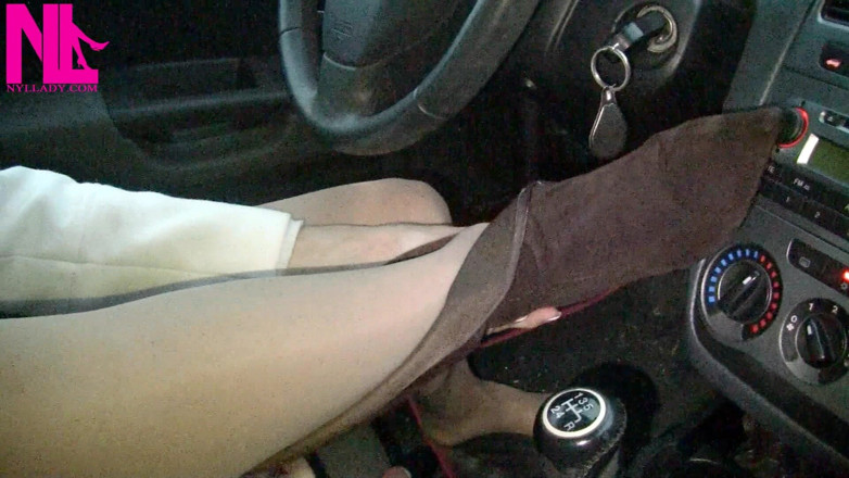 Nyllady: 누드 팬티 스타킹을 입고 버클링 펌프스를 입고 운전하기