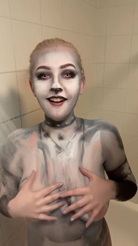 Cosplay Loona Wolf Odstranění barvy na tělo a Hra s kozami