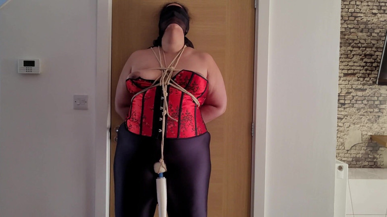 Slutty Ms B: Bir dolandırıcı fantezisi tarafından bağlı