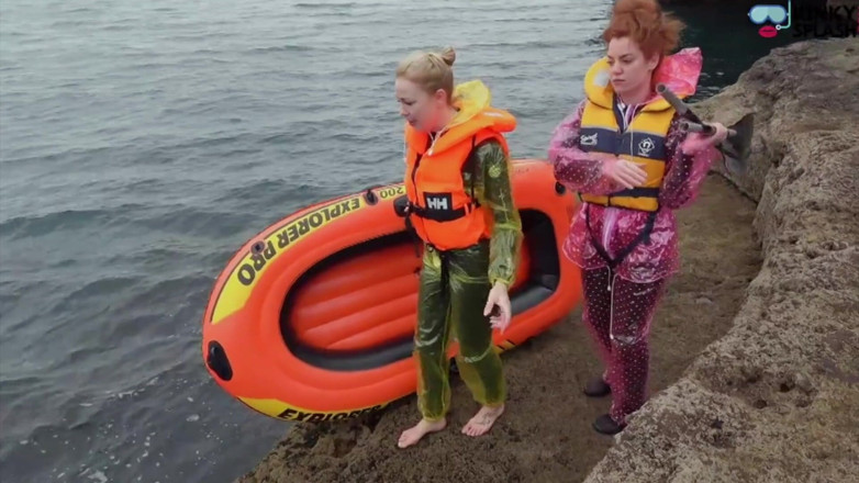 UKCuteGirl Lucy Lauren: Two Girls one Dinghy：紧身橡胶和 pvc 雨衣