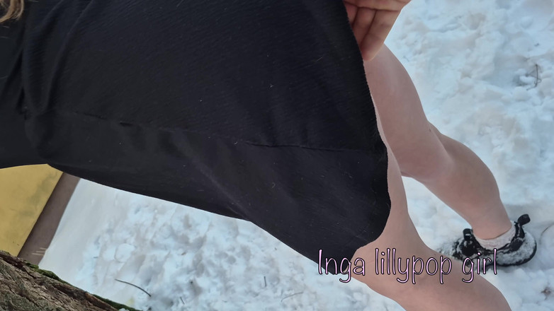 Inga lillypop girl: Fremder fickt mich draußen mit einem dildo