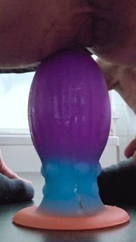 Enorma färgglada Butt Plug &strök extrem stretching och het onani!