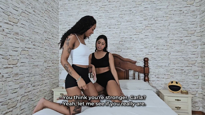 FetishKing: Headscissor Battle on the White Bed - Fit Latina Squeezes Her...