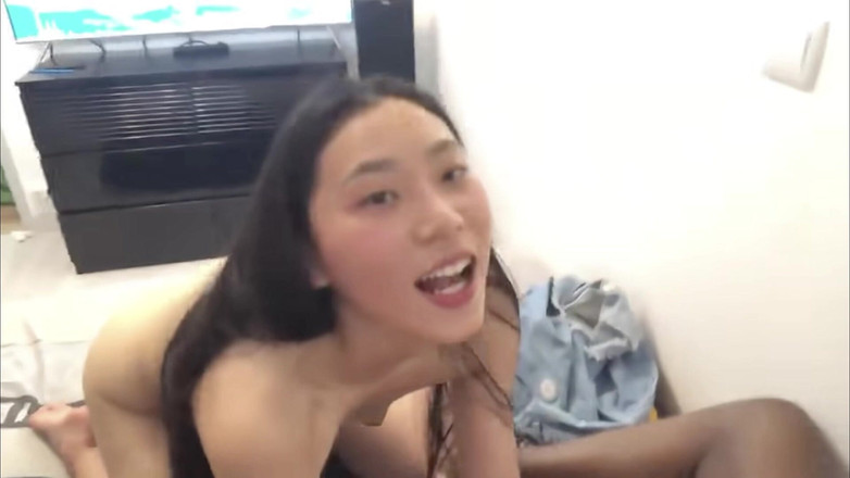 Petite Asian hefburg: Azjatycki nastolatek kocha dużego czarnego kutasa