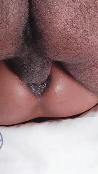 Namorado me fodeu com força e gozada dentro do meu anal. Eu empurrei sua porra para fora - close-up