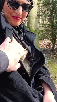 Una passeggiata nel parco con la mia ragazza musulmana