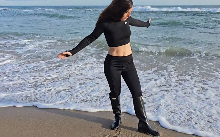 dafnedenoch: Stivali sulla spiaggia d'acqua