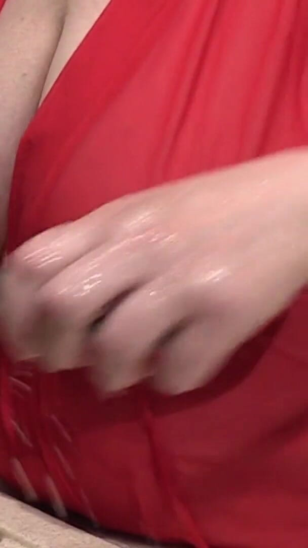 Grandi tette mature dietro le quinte. Una casalinga formosa lava i piatti. (Milf con grandi tette) Big Mature Tits Behind the Scenes. a Chubby Housewife Washes Dishes. (Milf big tits)