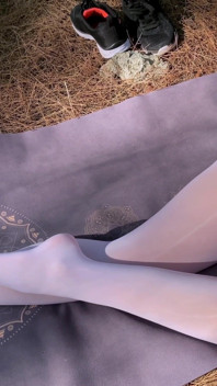 Minyak putih pantyhose mengkilap di hutan gunung