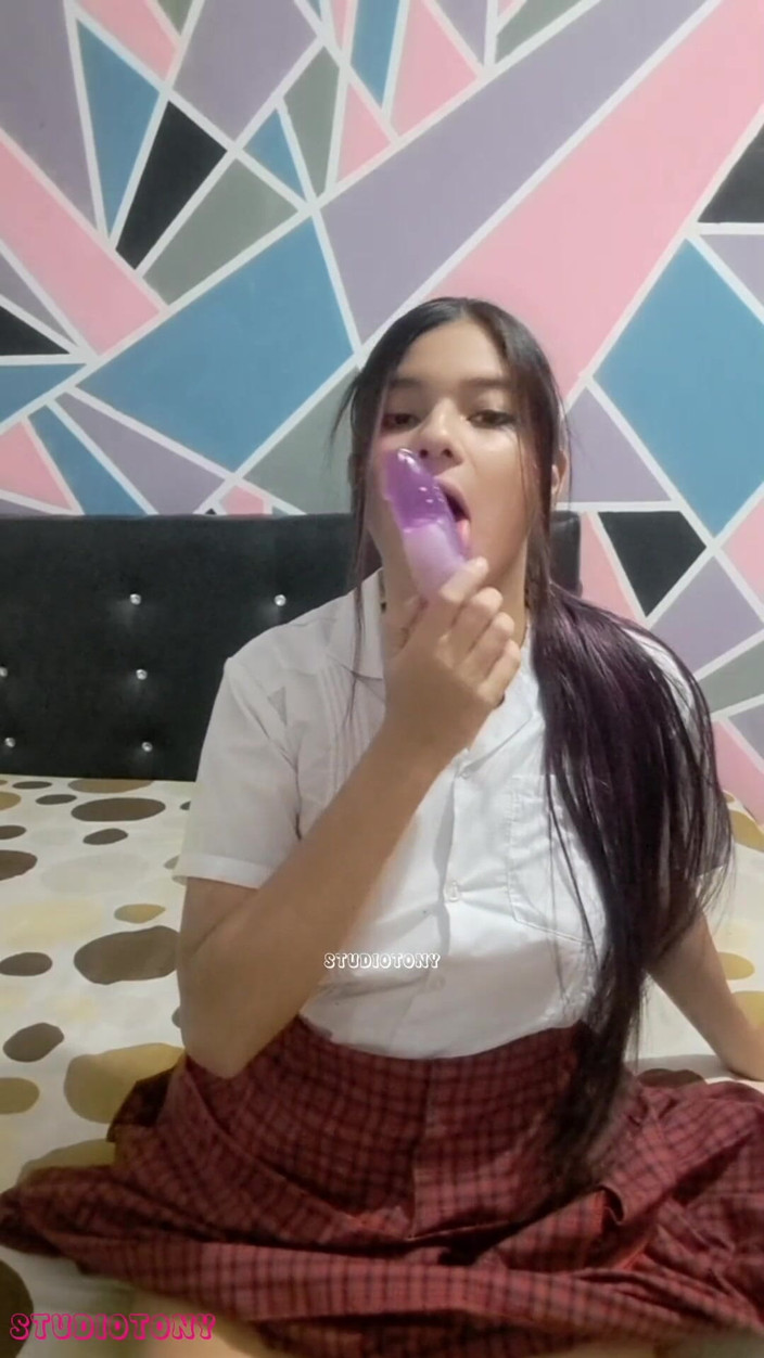 Yuli and tony: Adik ipar saya yang berusia 18 tahun meninggalkan kelas dan menunjukkan...