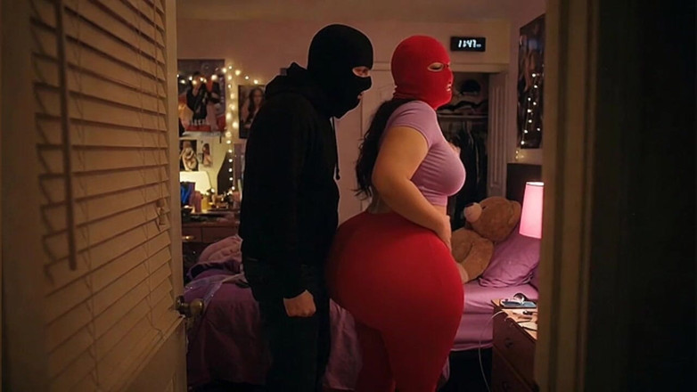 Animate golden: Menina rabuda de leggings vermelhas apertadas é pressionada com força por...