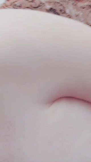 Kitty_Cross: Heet mietje dat sensuele blikken geeft terwijl ze langzaam buigt