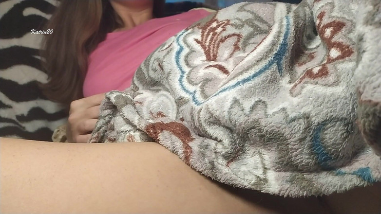 Katrin20: Chị kế thủ dâm dưới chăn trong khi anh kế...