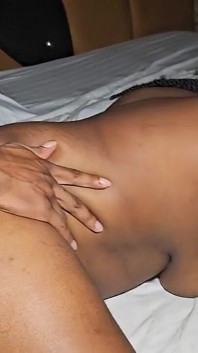 Memek sempit cewek semok kulit hitam ini didominasi habis-habisan sampai matanya menganga lebar