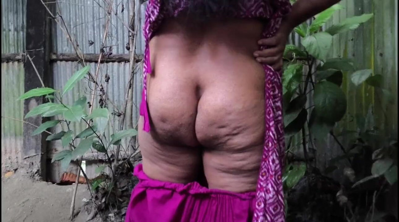 SAFI-SEXY: Saya melihat makcik saya masuk ke bilik air untuk kencing,...