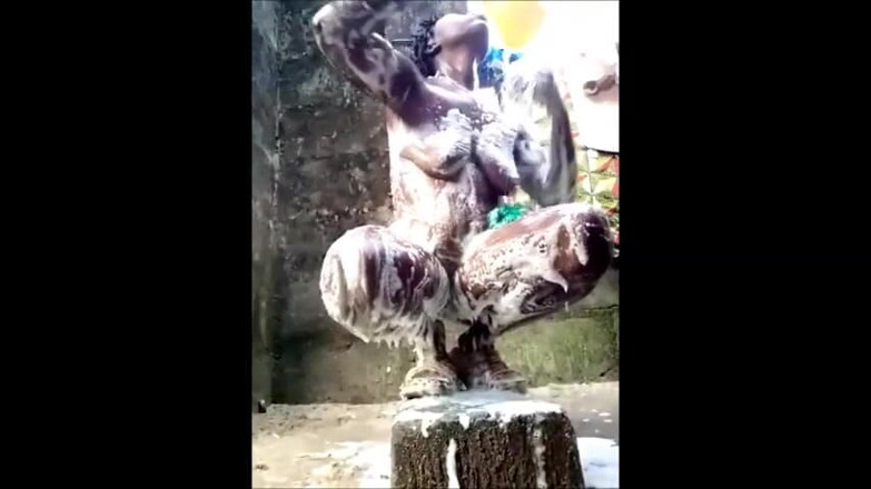 African Beauties: आउटडोर घटिया धोना और पेशाब करना