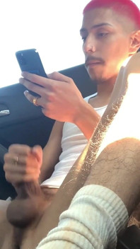 Zwaargeschapen papi jonge twink grote onbesneden pik solo aftrekken grote cumshot enorme lading!
