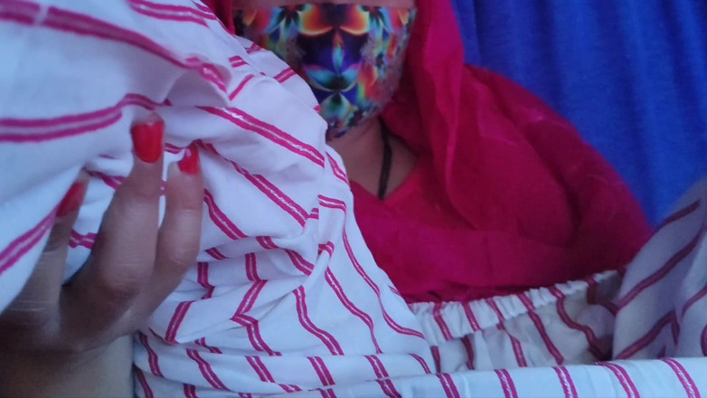 Khushboobhabi: Awek menukar pakaian dalam bas yang berjalan