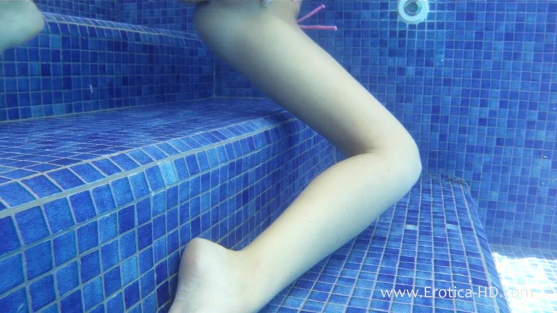 Erotica HD: Gagica pasionată de apă Eva Antonyia, sirena!