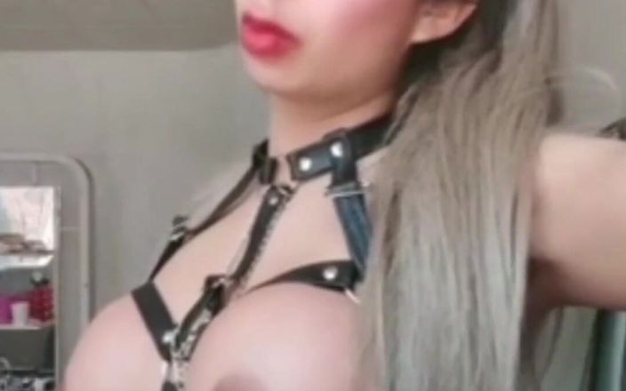 Kevinisssa studio: बड़े स्तन