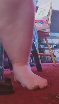 Jahit barefoot dengan pedal bakelite tua