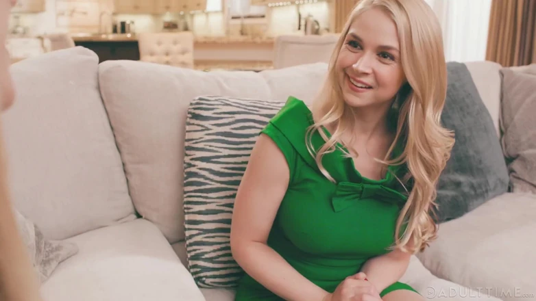 Transfixed ADULTTIME: Transfixed - Lonley hemmafruar Sarah Vandella och Casey Kisses delar hemlig...