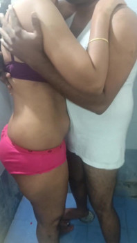 Nuevas parejas casadas disfrutando del baño follando
