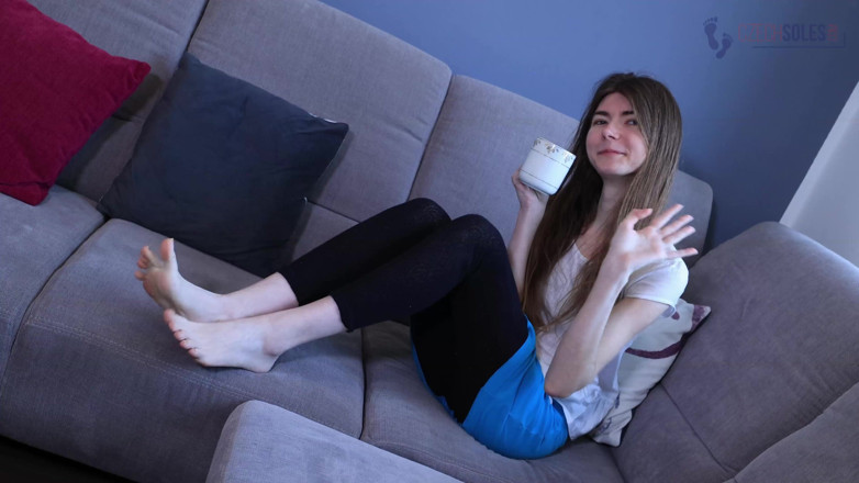 Czech Soles - foot fetish content: Foot fetiš škádlení s dlouhými nehty na dlouhých prstech