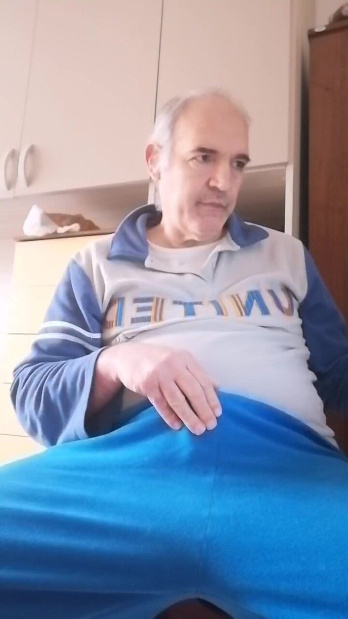 Setesesso7: 나는 단단한 음경을 자위시키고 손가락을 열린 엉덩이에 넣었다