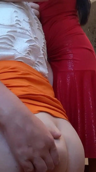 Podczas gdy moja milf dziewczyna liże moją cipkę, szarpię cipkę mojej przyrodniej siostry